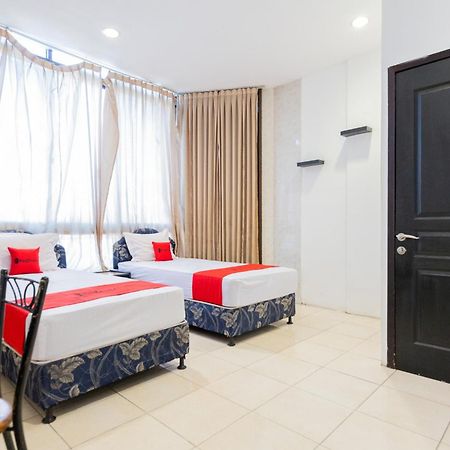 Reddoorz At Sparkling Hotel سورابايا المظهر الخارجي الصورة