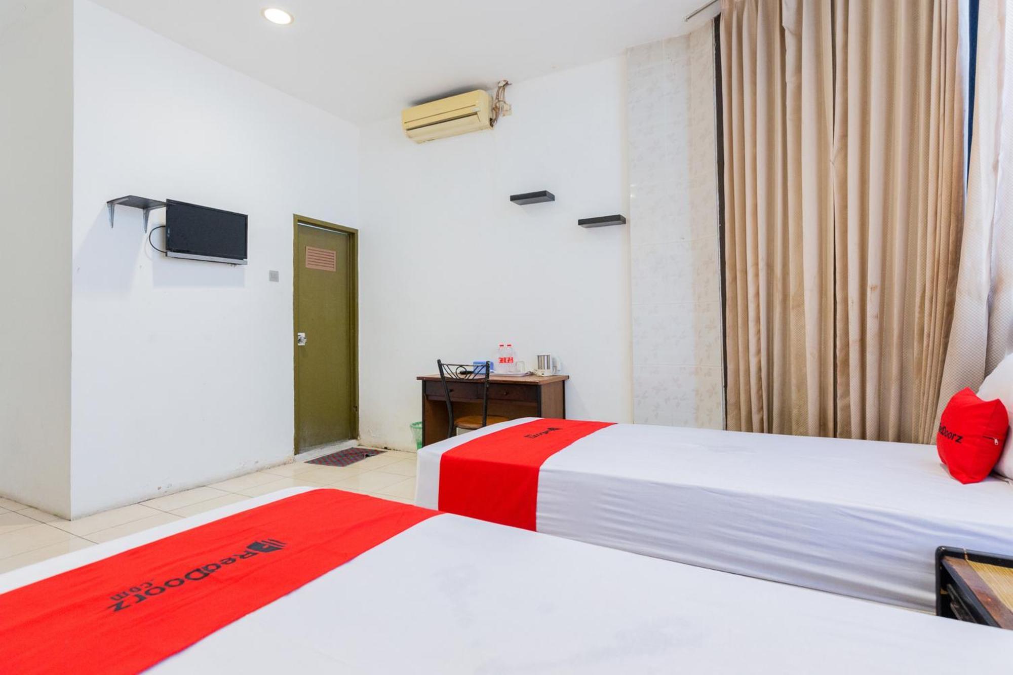 Reddoorz At Sparkling Hotel سورابايا المظهر الخارجي الصورة