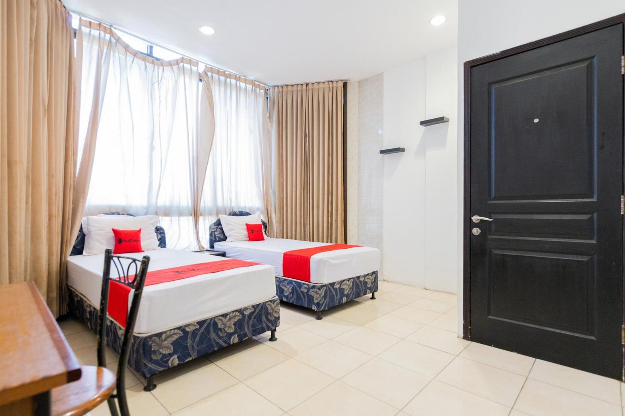 Reddoorz At Sparkling Hotel سورابايا المظهر الخارجي الصورة