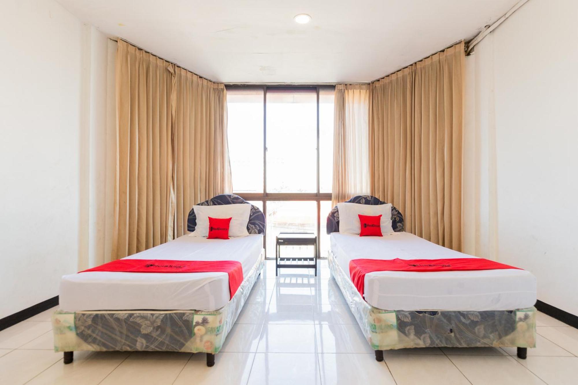 Reddoorz At Sparkling Hotel سورابايا المظهر الخارجي الصورة