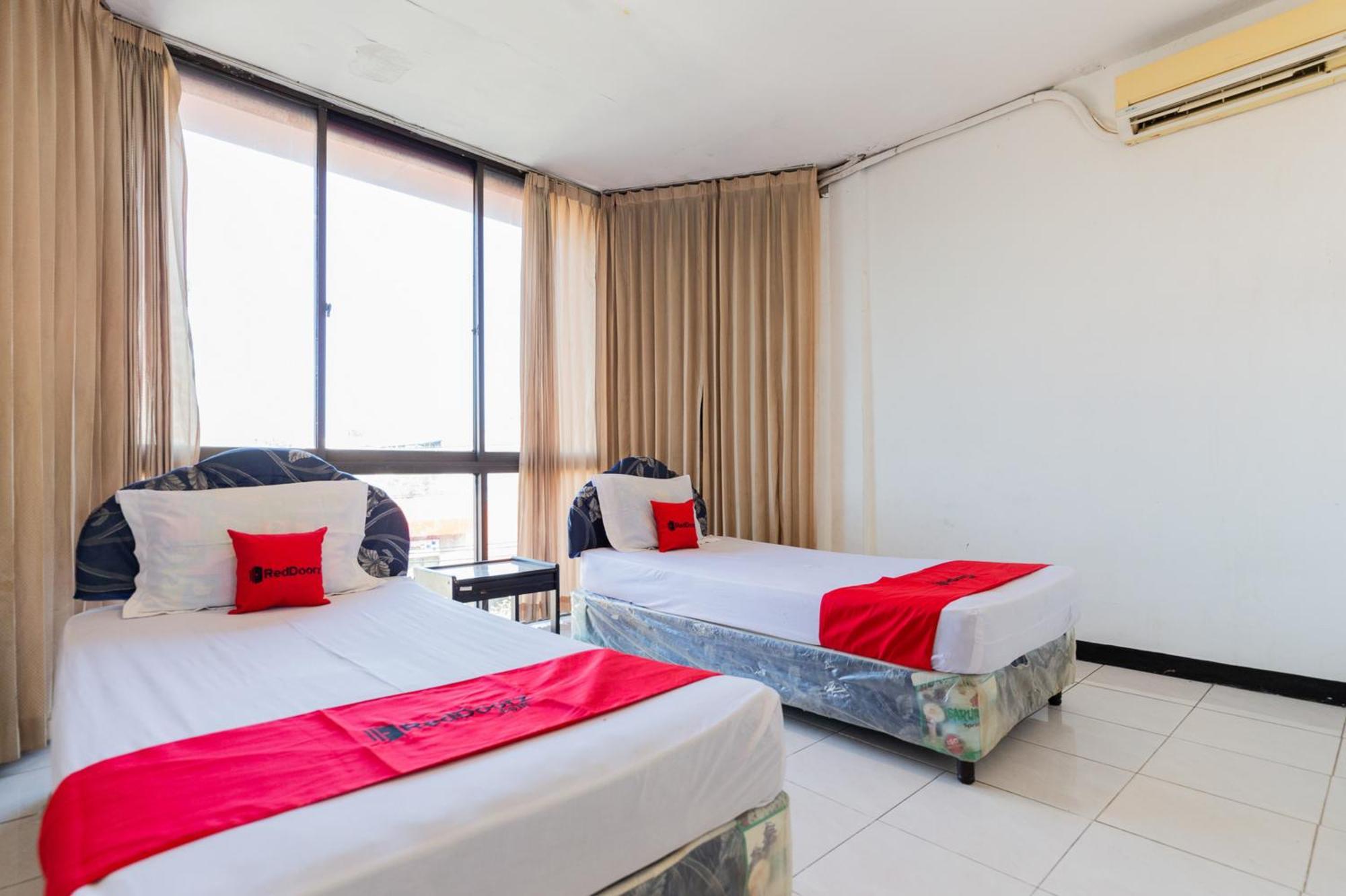 Reddoorz At Sparkling Hotel سورابايا المظهر الخارجي الصورة