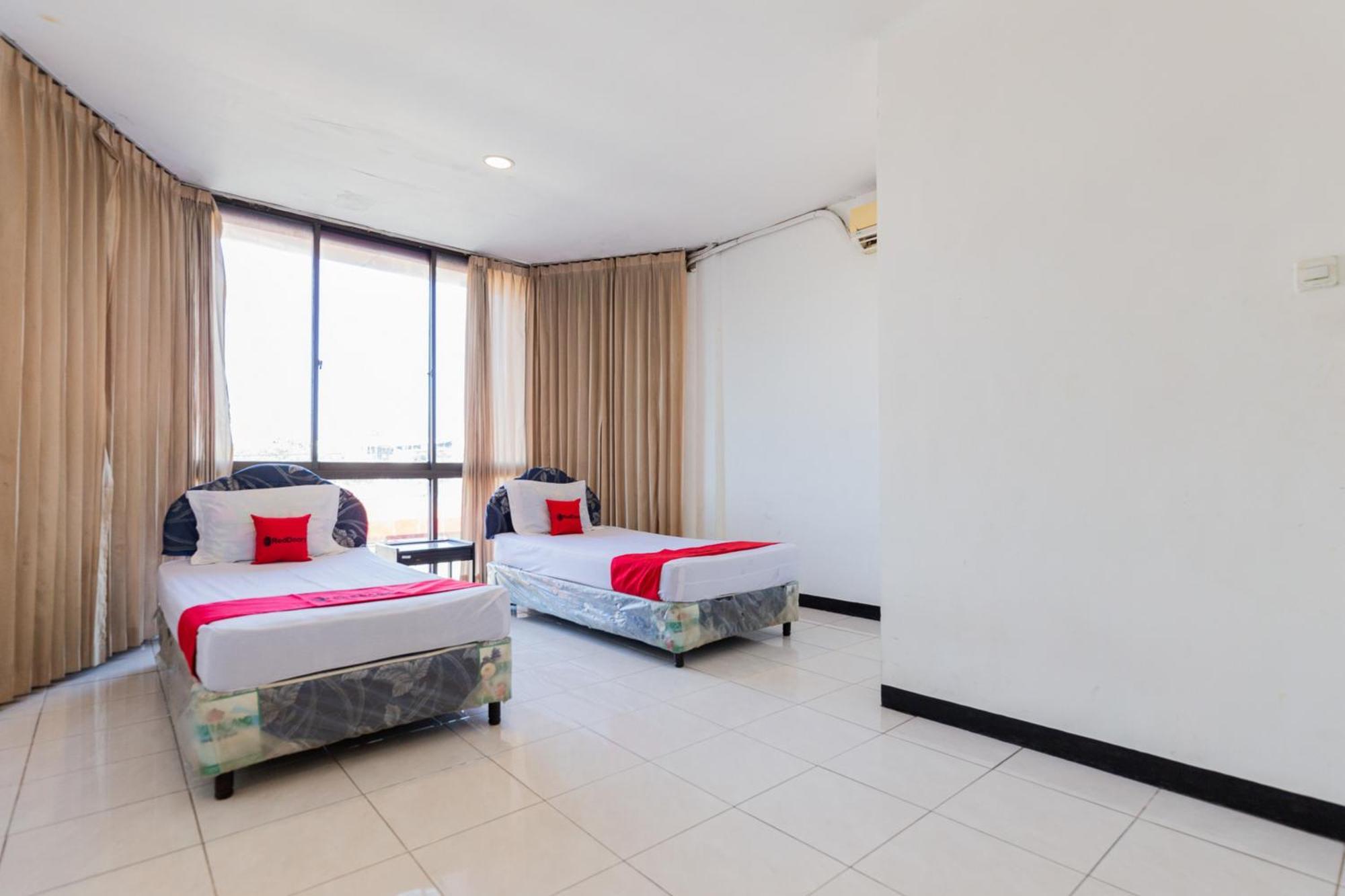 Reddoorz At Sparkling Hotel سورابايا المظهر الخارجي الصورة