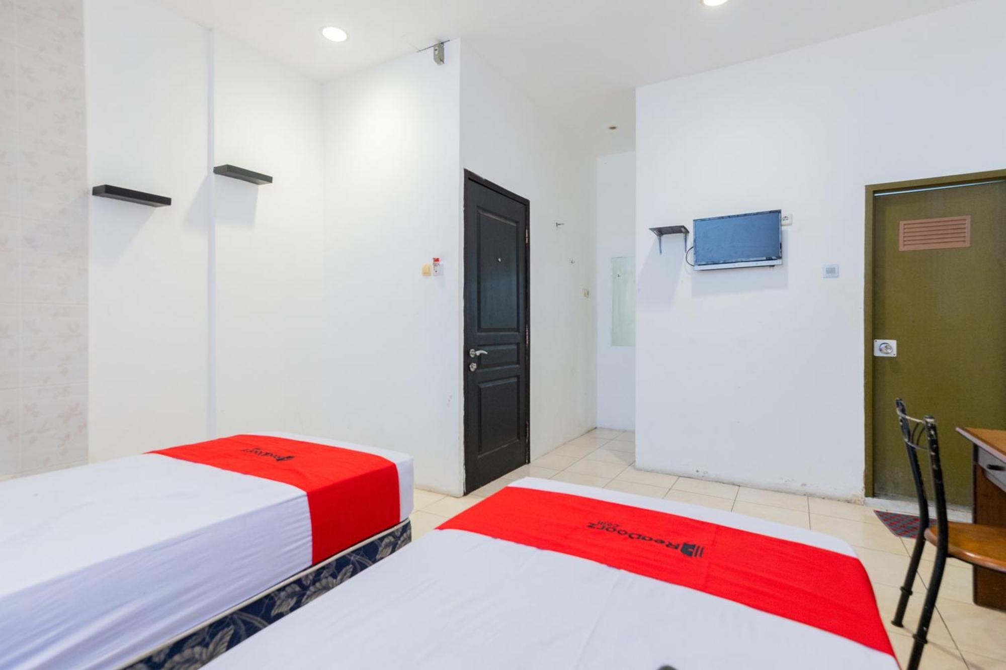 Reddoorz At Sparkling Hotel سورابايا المظهر الخارجي الصورة